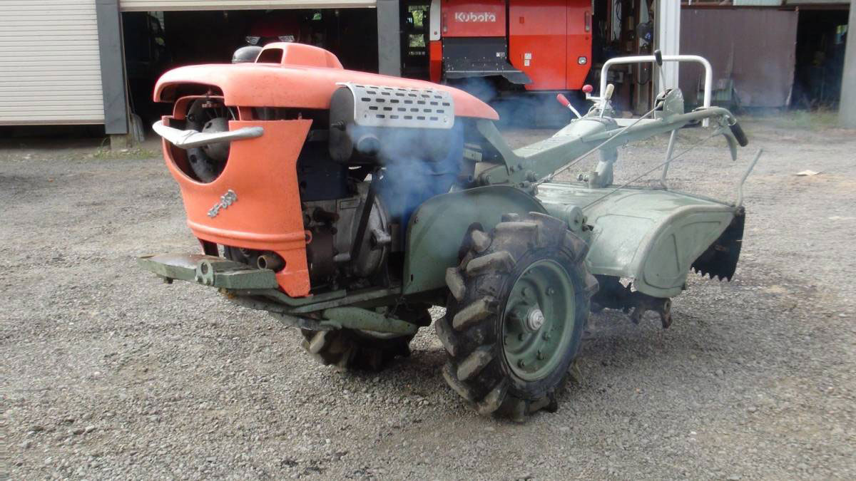 オークションで見つけてきた井関式耕耘機（今日初めて知ったので、これからはそう書きます）KF850型です。スチル空冷ディーゼルエンジンを搭載している故のおなじみジンベイザメ顔です。