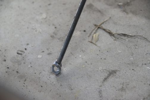 丸棒をぶった切ってナットを溶接して長さを合わせます。