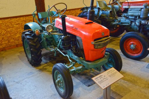 これがそのイセキのニューチェリーTC-10です。一応特定した農耕作業用軽自動車型式認定番号は農239号でした。