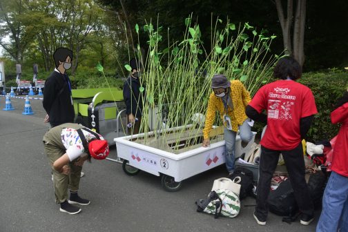 篠竹に何かの葉っぱと、自然の材料を使ってなんだかエコなチーム。立ち乗りで、足で漕げるような作りになっていて、構造的には画期的なカート。