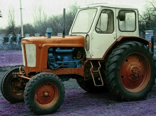結局このトラクターは1970年頃ソビエトで作られたYuMZ-6という60馬力のトラクターで、ごく初期型だということがわかりました。（後期型はカクカクのこれとは似ても似つかない顔とかたち）