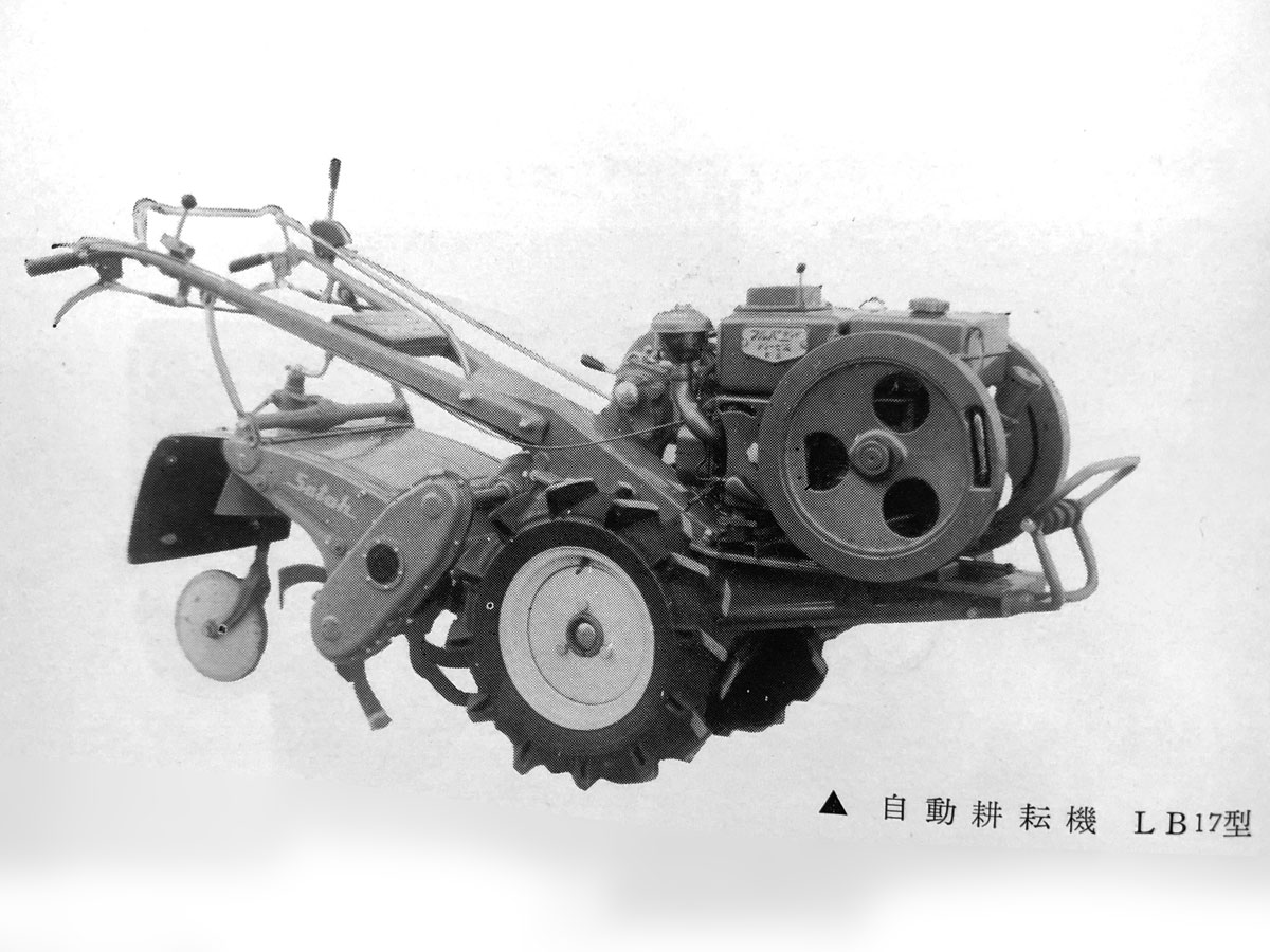 写真はこの一枚しかないのですが、佐藤造機の自動耕耘機、サトーLB17型です。この頃は「サトー式」とは言わず、「サトー」です。エンジンはフルパーディーゼルが載っているのが確認できます。