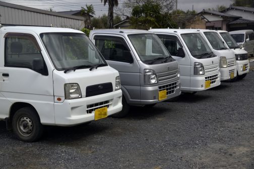 中古車展示場かと見紛う生産組合の駐車場。