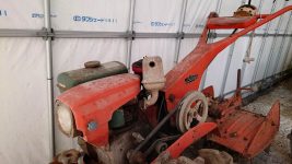 Tさんにいただいた写真です。運輸省型式認定資料でしかわからないので、どのような名前でこの車両が売られていたかわからないのですが、シバウラベビー、もしくはシバウラティラー「ベビー」、もしくはシバウラベビーティラーKB-13として売られていたのではないかと思われます。