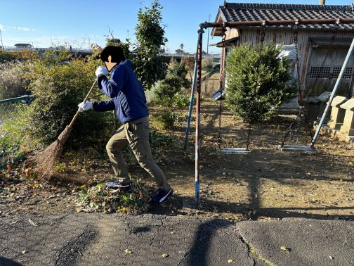 島地区の小さな小さなおまつり、霜月御神守。始める前の宮掃除です。今年は黄葉前でイチョウの葉の掃除がラクなのではないか？と、想像していたのにきっちりと合わせてきました。例年とあまり変わらないです。箒で掃くよりブロワーで集めたほうが仕事がラクで速かったです。