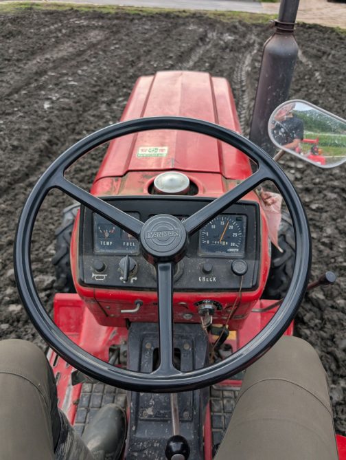 ハンドルやシフトノブなど操作で磨かれてピカピカ。紛失防止の紐で繋がれスマートキー化されているところやエンジンフードの開け方向なのでしょうか・・・マジックで矢印が書いてあるところなど、使っている人のちょっとした知恵に萌えます。