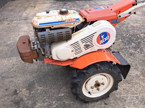 ネットオークションで見つけてきたクボタの耕耘機T402です。ここのところ表の数字が抜けているところを集中的に探しているので運輸省型式認定番号銘板はありません。資料や前後の農機と相談しながら穴埋めしています。T402は冒頭に紹介したT42とTD402に挟まれてクボタ耕運機ラインナップを形成しています。