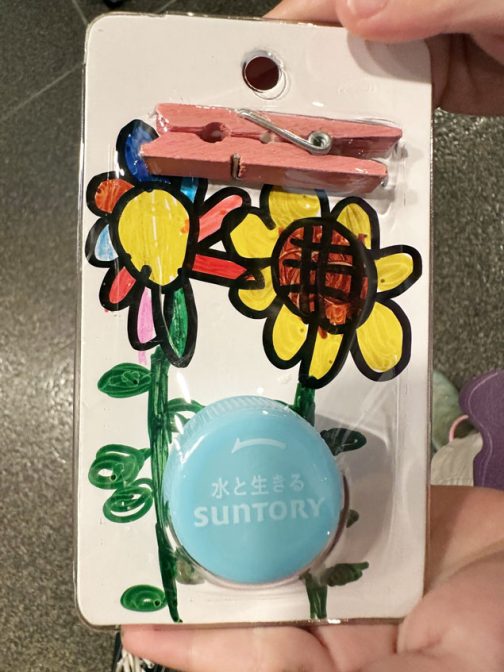 出来上がった商品そのものの写真はあまりないのですけど、これなどは印象的なものの一つです。なぜかというと皆いきなり色を載せていたのに対してまず黒縁を作ってその中に塗り絵のように色を入れた絵を描いた子はこの子だけだったから。
