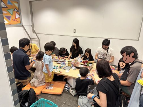 お昼頃止まる時間帯もありましたが二日間とも大体こんな状況です。こうなるとパッキングするのに集中しないと捌けないので子供達と話す時間が取れないジレンマ・・・とにかく僕が「あーーー！これ欲しいな！！もの作って！」とだけ言っていました。