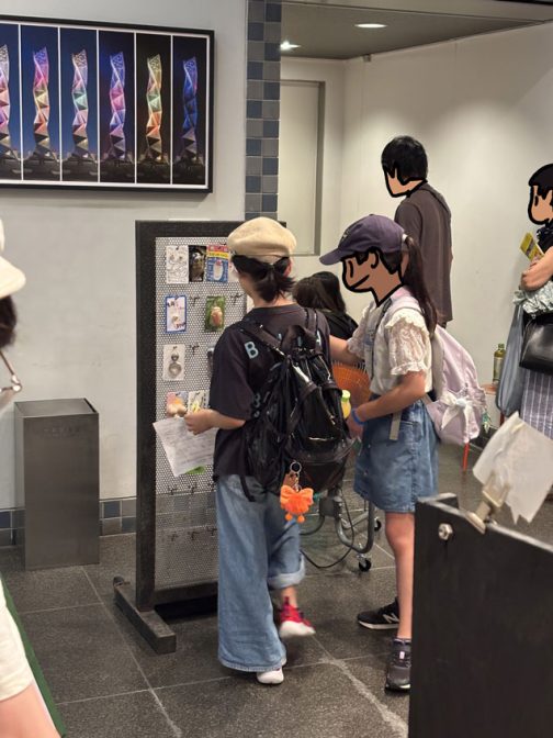 こちらはパッキングに追われていたので全く声をかけられませんでしたが、こんな風に見て考えて作ることができた部分もあったみたいです。ふたりで話しながら商品を選んでいる風がすごくいい感じだと思いませんか？結果的に２日間を通してこの二人のうちの一人が作った商品が僕としては1番欲しくなったものでした。ただ。その商品の写真はありません。これらの写真は皆いただいたもので僕自身は写真をほとんど撮れていないのです。