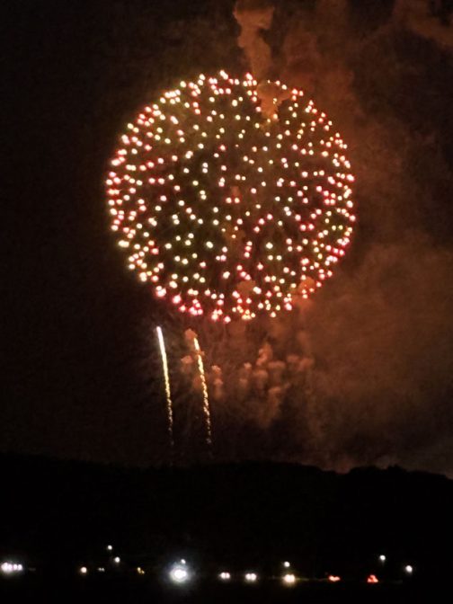 夜は花火をやっていました。大洗は一日中お祭りということだったのですね。すごいなぁ。