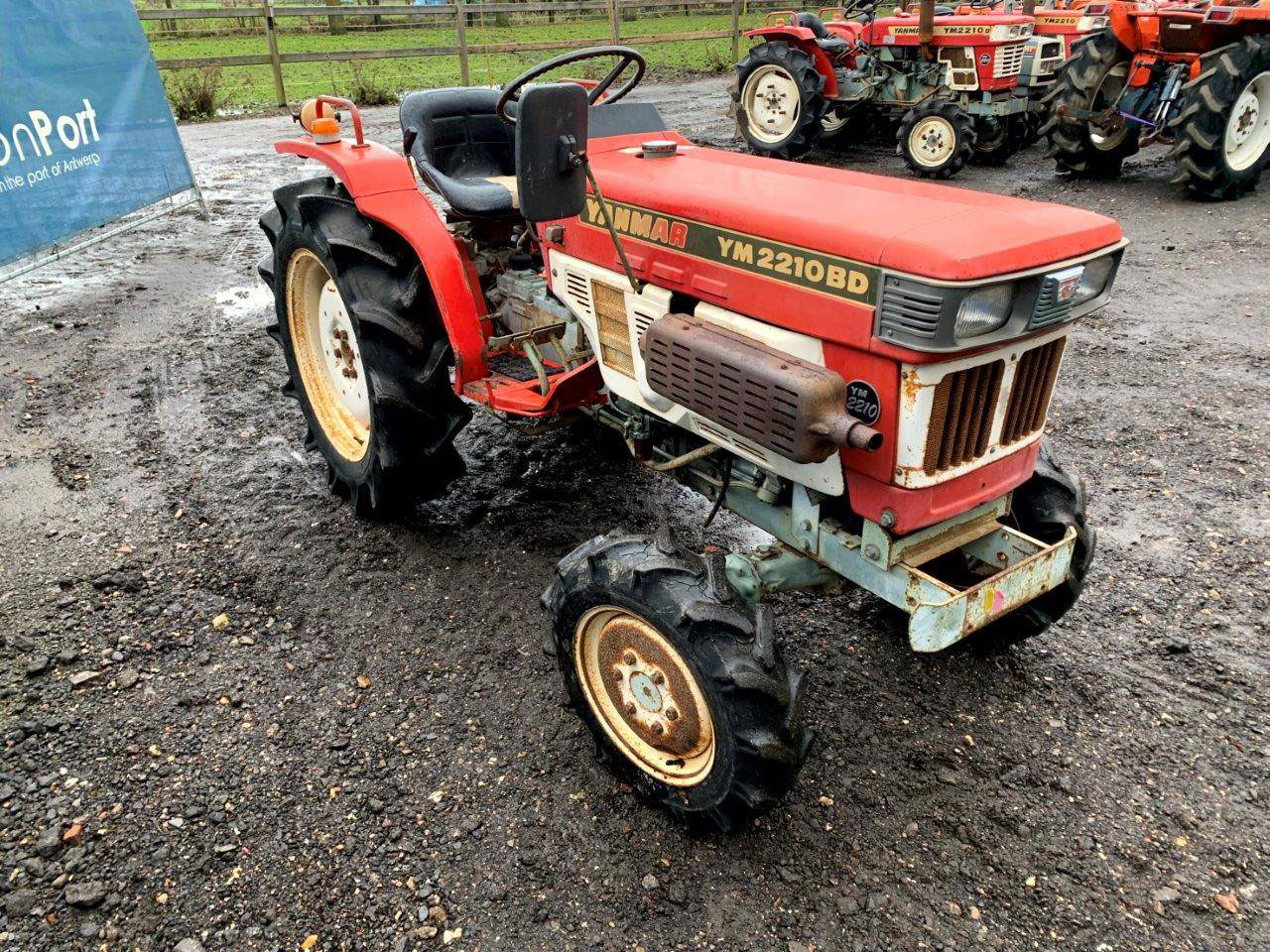 ネットオークションで見つけてきたヤンマーYM2210BDです。ここにこれを持ってきたのは朝が暗くて寒くてなかなか起きられなかったというだけで本当は寝坊したからなのでした。