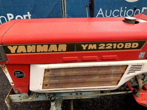 YM2210BDのDは四駆の意味だと思います。その前のBはよくわかりませんがモデル末期にBがつく希少が現れるのがヤンマーのパターンのようです。
