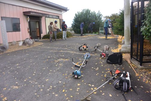 いつものように集合写真から。今にも雨の降りそうな天気です。