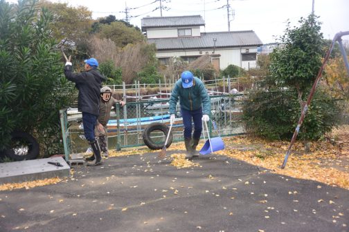 活動開始まで時間があったので集落センターのお掃除です。この時期イチョウの葉っぱが落ちて積っていますから。