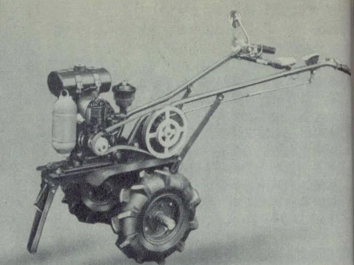 機械部分だけ拡大します。搭載エンジンは資料ではトーハツT56Dということになっています。他のトーハツT56Dエンジン搭載の機種と若干レイアウトは違う感じがします。また燃料タンクとは違う不思議なタンクが前方についています。なんでしょうね?これ。キャップがついて、やはりタンクのように見えます。水でも入れておもりの代わりにしようというのでしょうか?