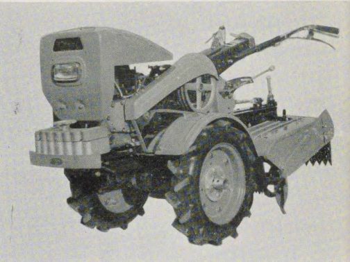 一つは金井式KC-220型で農耕作業用軽自動車
運輸省型式認定番号 農231号
金井式KC-220型 溶接面のような無骨なエンジンカバーがついて(しかしライトは少し凝った角形ライト)ちょっと進化しています。