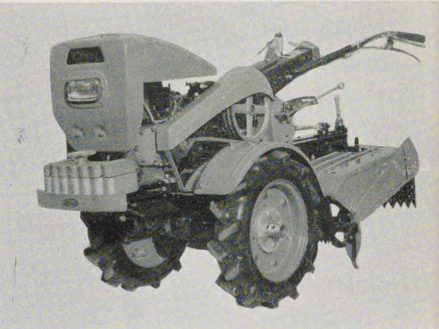 一つは金井式KC-220型で農耕作業用軽自動車 運輸省型式認定番号 農231号 金井式KC-220型 溶接面のような無骨なエンジンカバーがついて(しかしライトは少し凝った角形ライト)ちょっと進化しています。