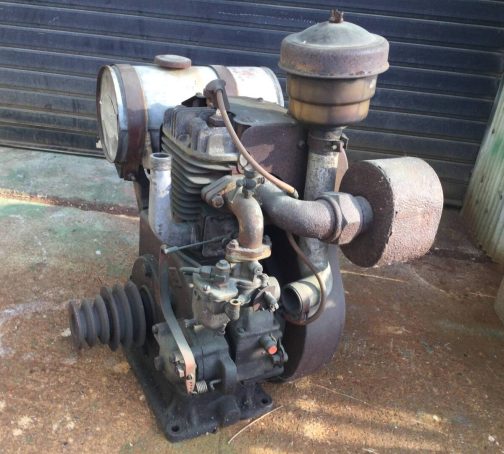 なんとも言えない色とカタチですね。本人というか本エンジンの全く意図しない仕上がりというか、年月の経過で美術品のように見えます。