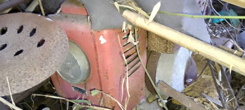 そうなんです。ロビントラクターは正面に運輸省型式認定番号銘板がついているのです。その前の錆びたトラクターの鉄シートが気になります。