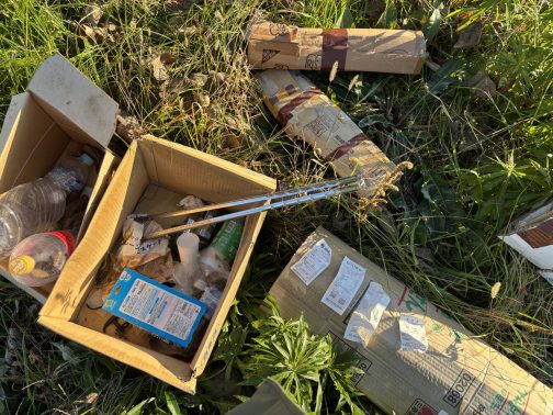 悔しいので中身をチェックします。レシートがいくつyかでてきました。