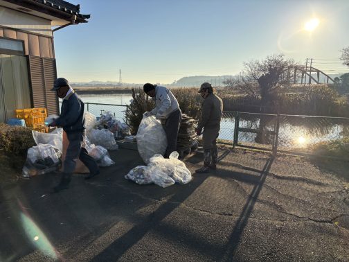 朝、集合場所です。資源ごみの収集も一緒に行われています。
