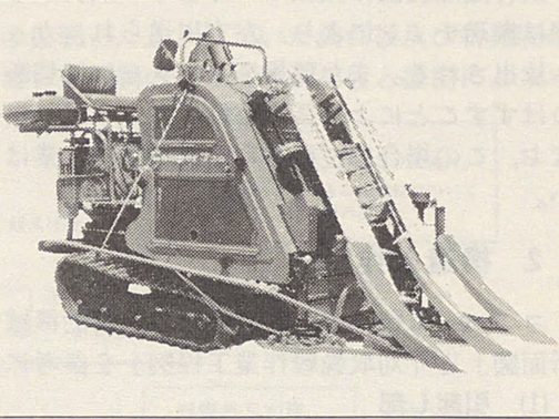 拡大します。座席が後ろの昔のコンバインて感じですよね！