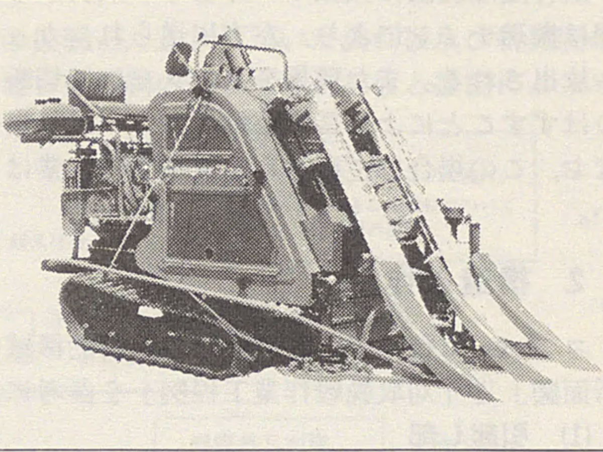 拡大します。座席が後ろの昔のコンバインて感じですよね！