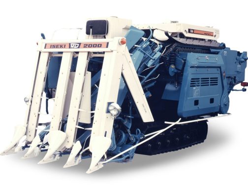 ヰセキコンバインHD2000です。資料には1973年型式認定のコンバインとしてH1型,H2型,H4型が認定されています。そのうちH4型を探すに際して1973年前後に発売され、エンジンがいすゞ2AB1を搭載しているという条件で探すとHD2000しかありません。