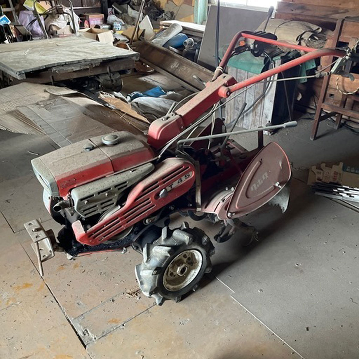 ネットオークションで見つけてきたクボタの耕運機T45です。以前収録したT45と微妙に形が違います。