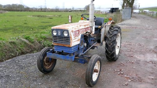 ネットで見つけてきたサトーST2501です。極めて希少なもので写真はほとんど見つけられません。運輸省型式はST25です。1973年にST2500が認定されていますが、その型式はST1でエンジンはKE130のデビットブラウン顔でした。このST2501は三菱Dトラ顔でKE135搭載です。