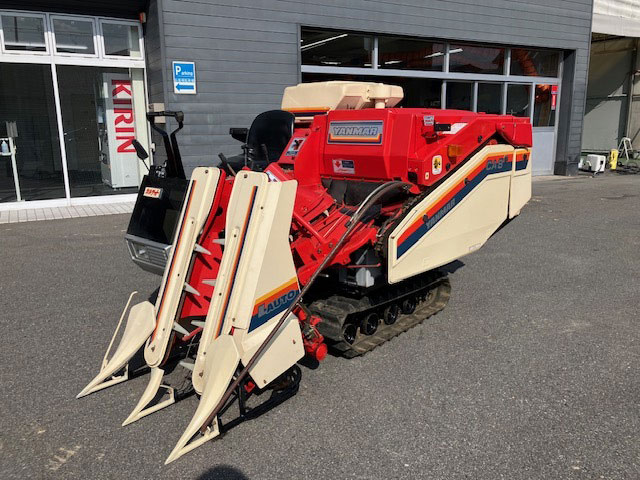 ネットオークションで見つけてきたヤンマーコンバイン・カルテットCA8です。40年ほど前の機体。このくらいのものだとまだオークションに出てくる可能性があるということですね。