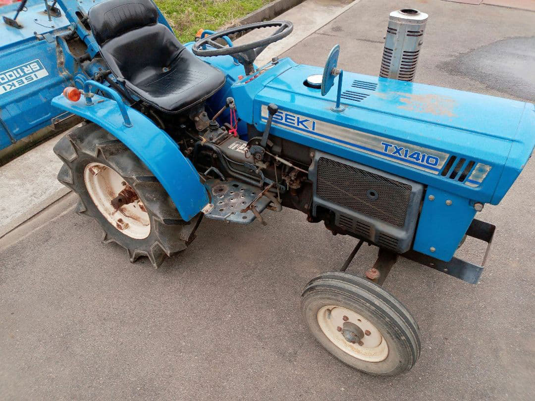 ネットオークションで見つけてきたヰセキTX1410です。二駆四駆併売のトラクターは冒頭に書いたように二駆が圧倒的に少ないです。それだけにオークションに出るタマも少ない・・・結果、見つけるのが後になる・・・そんな繰り返しです。同じだけ売れていればこんなことにはならないはずなんですけど・・・なかなか見つからなくて数年遅れでやっと登場です。