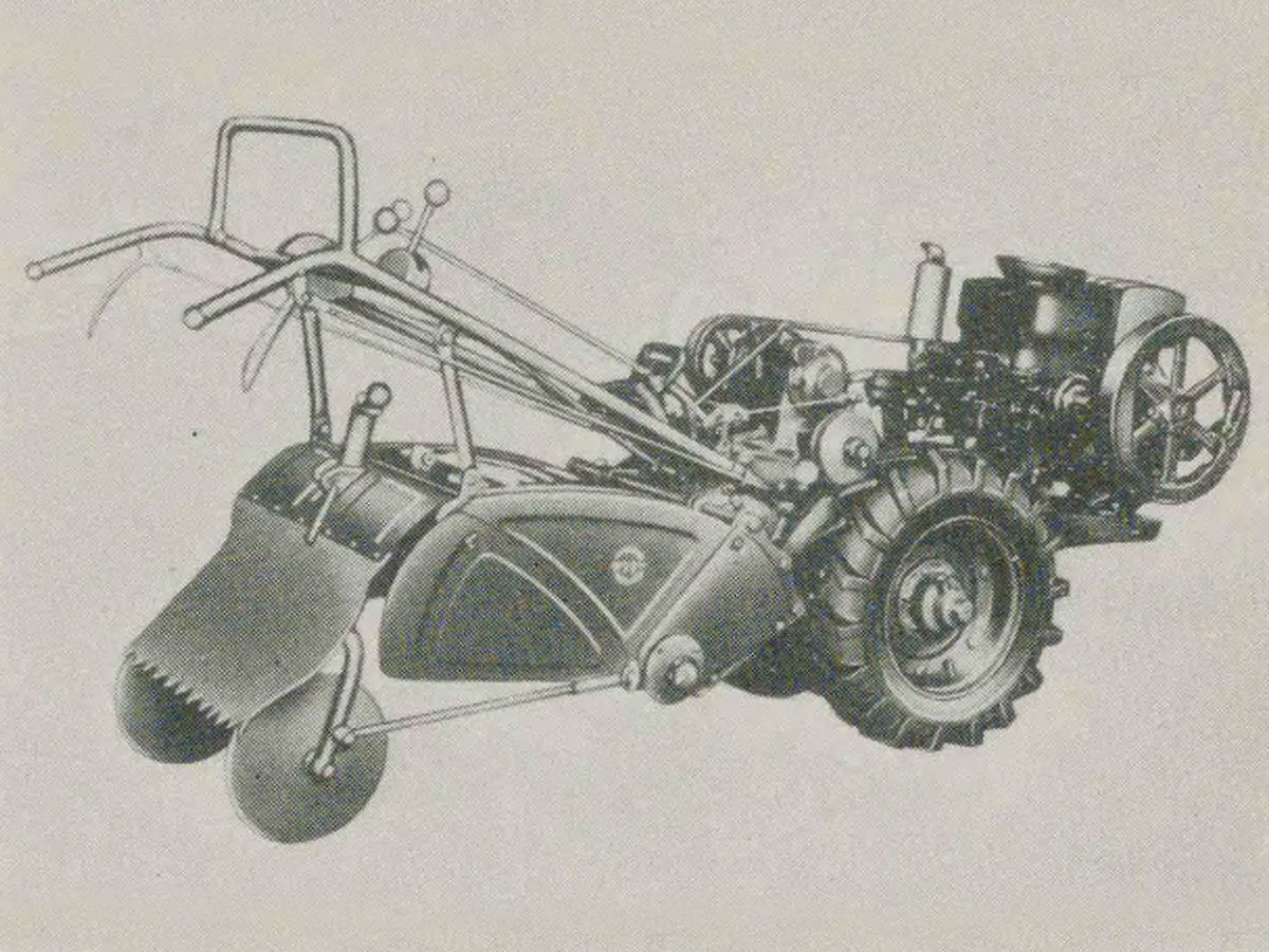 しかし登場時期が順当ですし登録申請するにあたってサントラをST型とするのは十分あり得ると思い収録しました。当時は一つの会社で製品を多種類出すこともそんなにありませんし、愛称の方が大切だったようで無機質な型式については案外無頓着だったようです。（今や農機の型式はバリエーションも含めて10文字を越えることも珍しくありませんよね！）三恵式には他にサンペットという愛称もあって、探している三恵式S、三恵式L、三恵式STと紐づける理屈がなかなか見つかりません。