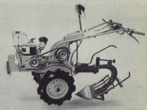 そして本体GT50部分を拡大します。50年代最終でぱっと見ではどこのメーカーのどのモデルかもわからない、組み立て途中のような形状です。高く上がったヘッド(ヘッドでもないですか・・・ミッド?)ランプがかわいいです。