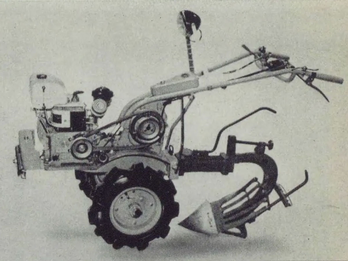 そして本体GT50部分を拡大します。50年代最終でぱっと見ではどこのメーカーのどのモデルかもわからない、組み立て途中のような形状です。高く上がったヘッド（ヘッドでもないですか・・・ミッド？）ランプがかわいいです。