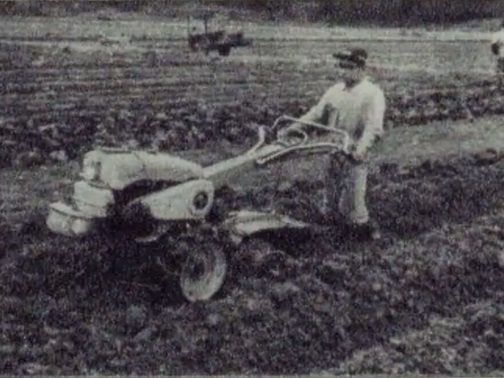 こちらの写真はV500と思われます。資料からは小さな機械だと思われたのにやたら巨大に見えます。昔の広告はどんな操作をしているのか、商品を巨大に見せるものですけどこれは大きい・・・長靴がずいぶん埋まってますし（これも商品撮影のテクニック？）人が小さいだけのようです。