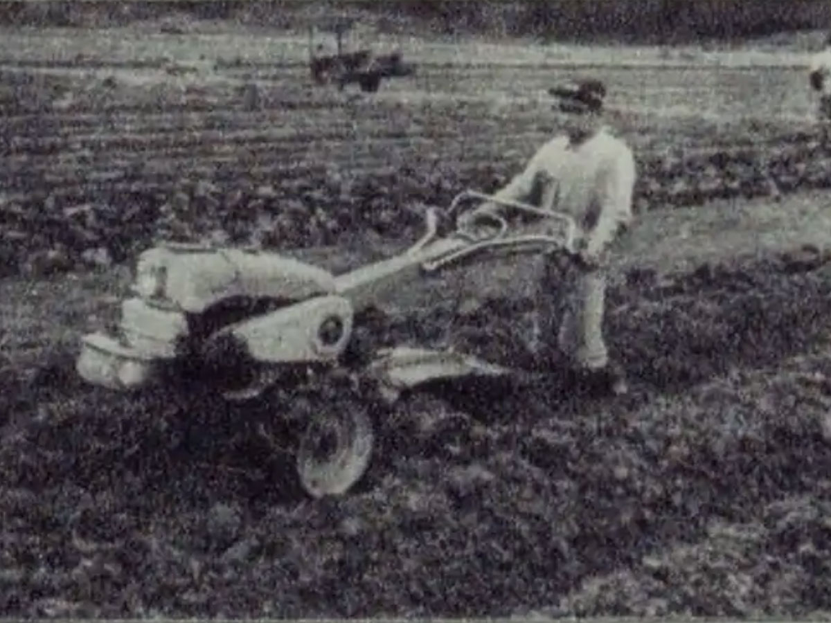 こちらの写真はV500と思われます。資料からは小さな機械だと思われたのにやたら巨大に見えます。昔の広告はどんな操作をしているのか、商品を巨大に見せるものですけどこれは大きい・・・長靴がずいぶん埋まってますし（これも商品撮影のテクニック？）人が小さいだけのようです。