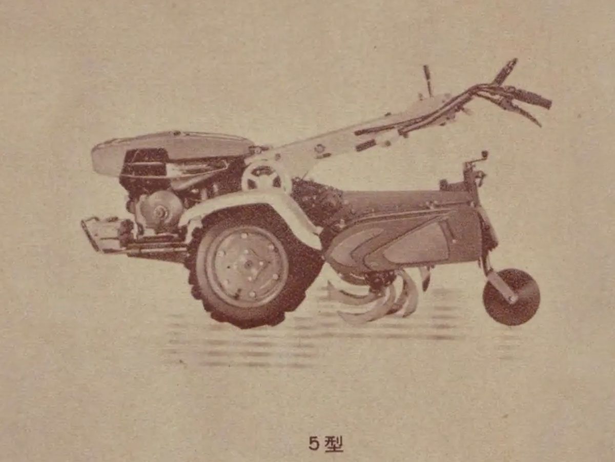 今の所資料から型式認定されていることがわかっている5型をクローズアップします。1971年発行の小松製作所五十年の歩みには（農業機械） また36年3月、ハンドトラクタのメーカーである株式会社細王舎工場（現小松部品株式会社）と業務提携し、同社製品を「コマツメリー」と呼んで当社の販売系列に加えた。という記述があり、コマツメリーはメリーティラーだということがわかります。