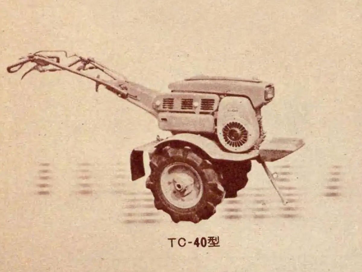 この画像ではTC-40となっていますが、運輸省型式はハイフンなしのTC40でした。ハイフンは消えたり出たりでなかなか大変です。役所としてハイフンは漢数字の「一（いち）」と間違えやすいのでできるだけ避けて欲しいと思っていたと思います。農耕作業用軽自動車運輸省型式認定番号農320号サトーTC40型となっています。1962年型式認定でした。