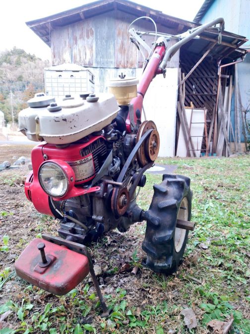 1964年型式認定、ホンダの耕運機F30です。まず目につくのがタンクの取り付け形状です。エンジンにラバーマウントで取付けられているのかタンクの上にぼりとがいっぱい見えます。