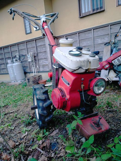 この写真だとよくわかります。タンクの取り付けのボルトは2つですかね？かわいらしい形のメッキのキャップはガソリンのタンクキャップ、後ろの黒いキャップはオイルを入れられるのでしょうか・・・そしてプラグの点検ホールらしき白い大きな蓋様のものも見えます。整備性は悪そうですねぇ・・・さすがホンダ。でもめちゃめちゃ硬くギュッとしまった感じがしてカッコいいです。