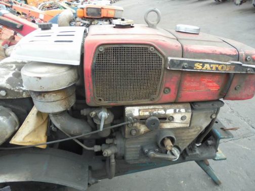 エンジンにはSatohのロゴが・・・少なくとも佐藤造機の製品だということはわかります。なかなか珍しいのでこれがK160でいいでしょう。