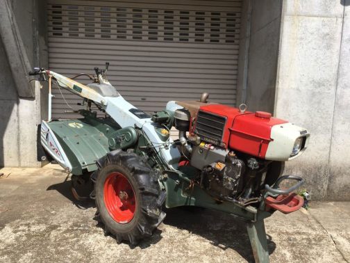 ネットオークションで見つけてきたヤンマー耕運機YC10です。銘板を見なければ皆同じように見える耕運機。探すのも大変です。