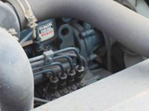 拡大すると4気筒エンジンでうっすらV1505と読めるようなパネルも写っています。