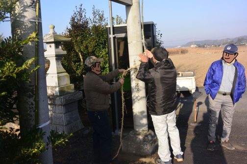 来るや否や「いつまでつけてんだ」と、昨年の秋の飾りを取り始めています。