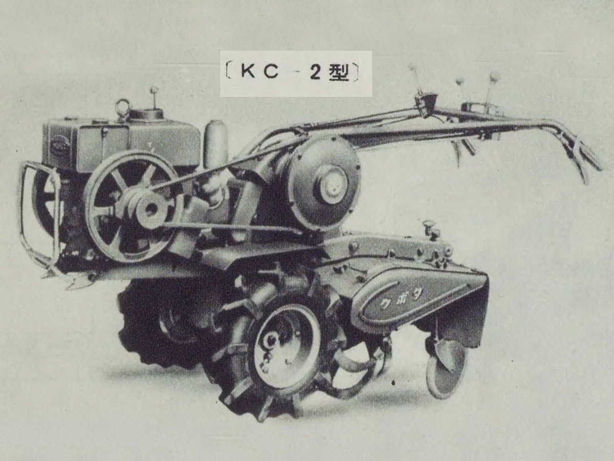 KC-2だけ拡大します。クボタKC-2は農耕作業用軽自動車運輸省型式認定番号農111号クボタKC-2型となっていて1958年型式認定でした。クボタBN型で認定は受けていますが当時エンジンはそれとは関係なく（宣材写真すら）載せられていたみたいなので写真のエンジンBN型なのかどうかはわかりません。