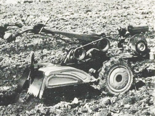 耕運機だけ拡大します。本文には写真はクイーンハンドトラクターK-1型(高知県南国市里改田協和農機株式会社製造)の耕転作業である。
本機は牽引型(テイラー型)と駆動型(ロータリー型)性能の長所をとり合わせた理想的な牽引駆動兼用の万能機で、ロータリー耕起・犂耕・中耕・砕士・畝立・整地・代搔・麦士入・薬剤散布・運搬乗用その他管理作業並に定置作業の照明、動力源等あらゆる作業に最高能率を発揮する万能型である。とあります。