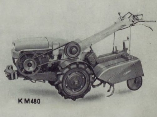 そして今回の主役KM480です。冒頭に書いたように型式認定はシバウラGE25SKで受けていますが、この写真は別のエンジンが載っているように見えます。スマートなカバー付き・・・割と多様なエンジンに適応するようできているのですね。となるとカバーは一体どういう取り付けになっているのか気になります。エンジンに直接つながる部品はないのかもしれません。
