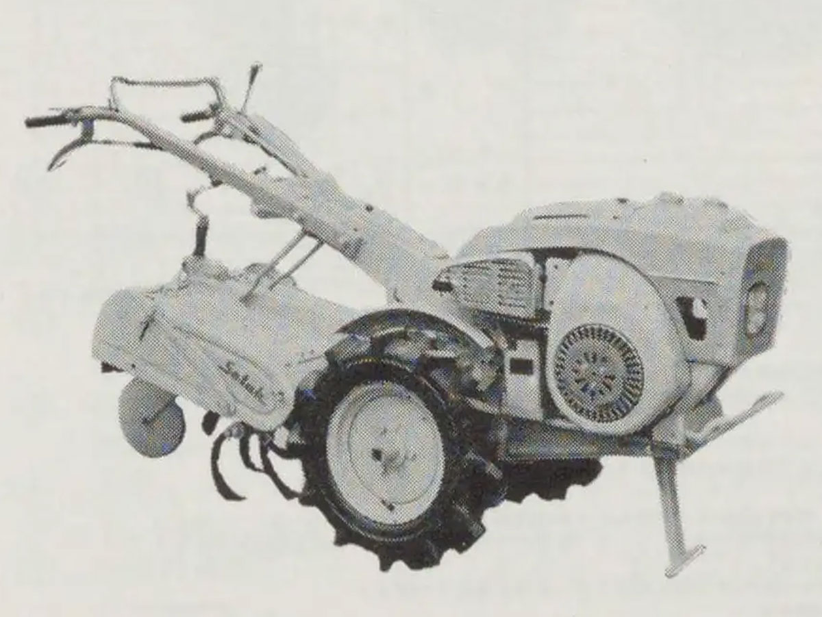 写真だけ拡大します。サトー式KB14はは農耕作業用軽自動車運輸省型式認定番号農218号サトー式KB14型となっています。佐藤造機の耕運機の中でKB型というのは特殊な名前で確かこれ以外にはつけられていなかったはずです。
